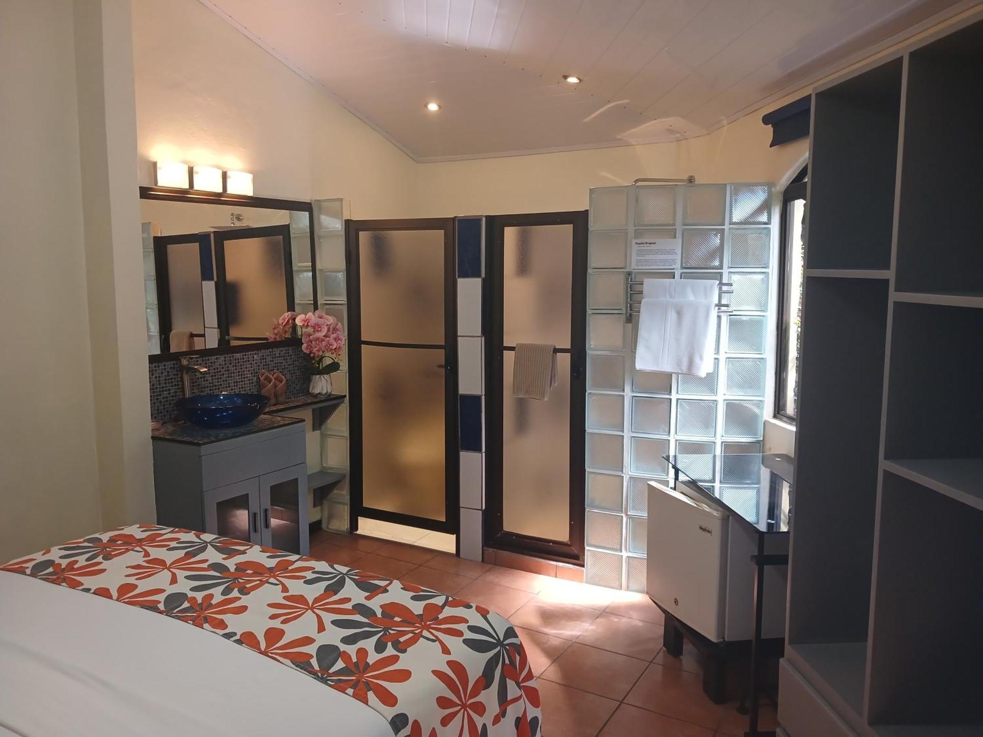 מנואל אנטוניו Coyaba Tropical Elegant Adult Guesthouse מראה חיצוני תמונה